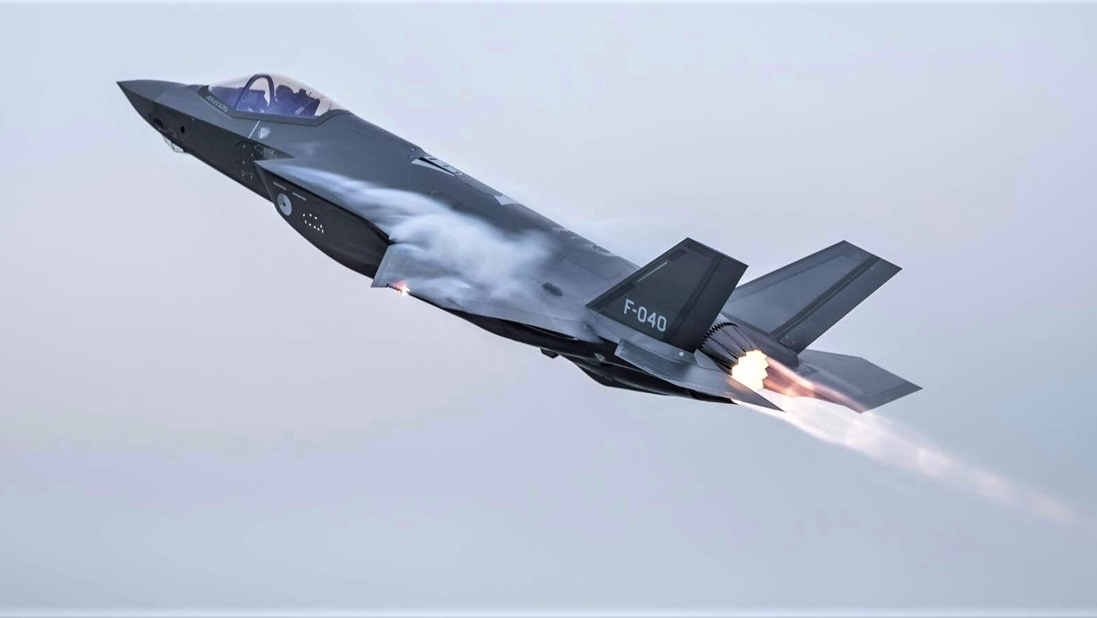 Jet tempur siluman F-35 Lightning II saat bermanuver di udara, merepresentasikan dominasi alutsista dan industri pertahanan Amerika Serikat. (Dok. HO/Faktakalbar.id)