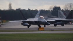 Jet tempur siluman F-22 milik Amerika Serikat bersiap lepas landas dari pangkalan udara di Inggris untuk dikerahkan menuju Israel. (Dok. X/@TallGlenn85)
