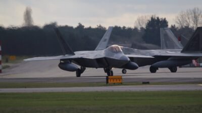 Jet tempur siluman F-22 milik Amerika Serikat bersiap lepas landas dari pangkalan udara di Inggris untuk dikerahkan menuju Israel. (Dok. X/@TallGlenn85)