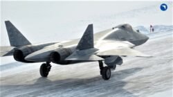 Pesawat tempur siluman generasi kelima Rusia Su-57 "Felon" dalam konfigurasi teknis baru saat uji coba di landasan pacu bersalju. (Dok. Ist)