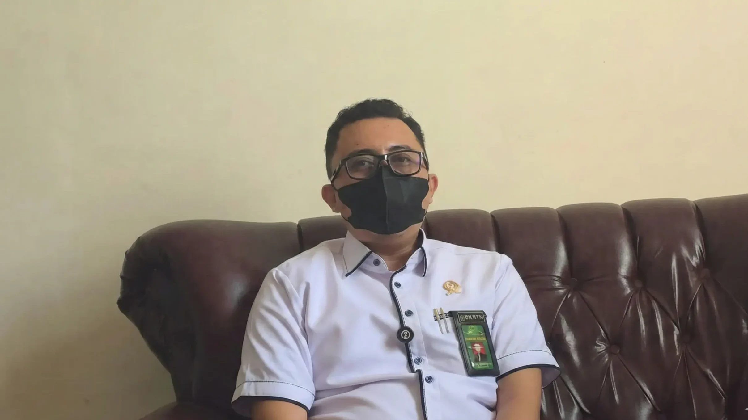 Juru Bicara PN Ketapang, Aditya Candra Faturochman, memberikan keterangan terkait status tahanan rumah terdakwa Liu Xiaodong yang melarikan diri ke Entikong. (Dok. HO/Faktakalbar.id)