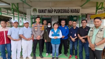 Kepala Dinas Kesehatan Kabupaten Ketapang, dr. Feria Kowira (tengah, rompi biru), bersama jajaran kepolisian dan tenaga kesehatan memberikan keterangan pers di depan Rawat Inap Puskesmas Marau. (Dok. HO/Faktakakalbar.id)