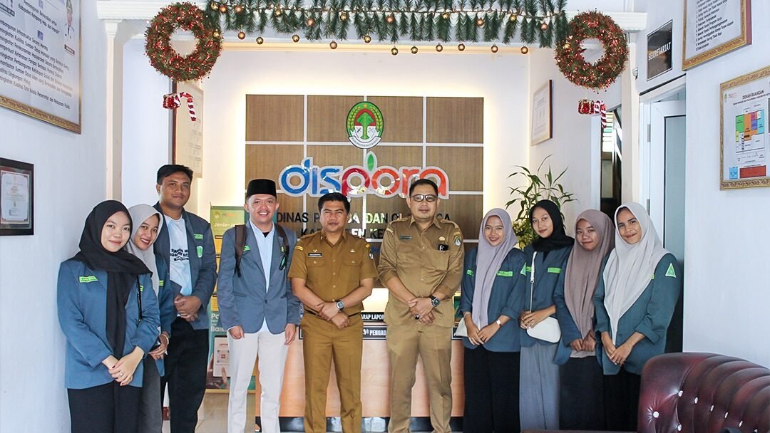 Kepala Dinas Pemuda dan Olahraga Kabupaten Ketapang, Doni Andriawan, berfoto bersama pengurus Cabang IPNU dan IPPNU usai audiensi di kantor Dispora Ketapang. (Dok. HO/Faktakalbar.id)