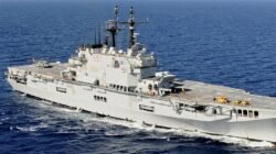 Kapal induk Giuseppe Garibaldi buatan Italia berlayar di perairan lepas, diproyeksikan menjadi kapal induk pertama milik Indonesia. (Dok. Ist)