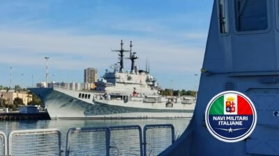 Kapal induk ringan Italia ITS Giuseppe Garibaldi (C 551) bersiap di pelabuhan Taranto untuk diberangkatkan menuju Indonesia bagi TNI AL. (Dok. HO/Faktakalbar.id)