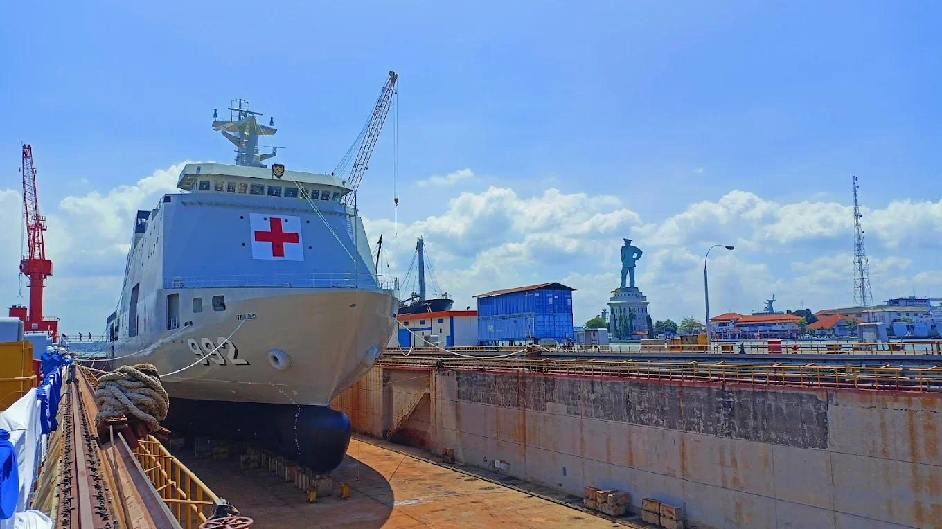 Kapal Rumah Sakit KRI dr. Wahidin Sudirohusodo (992) produksi PT PAL Indonesia saat berada di galangan kapal. (Dok. HO/Faktakalbar.id)