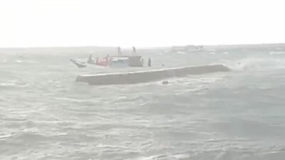 Sebuah kapal rakyat terombang-ambing di tengah gelombang laut yang cukup tinggi di dekat pemecah ombak perairan Maligano. (Dok. HO/Faktakalbar.id)