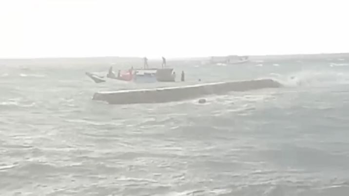 Sebuah kapal rakyat terombang-ambing di tengah gelombang laut yang cukup tinggi di dekat pemecah ombak perairan Maligano. (Dok. HO/Faktakalbar.id)