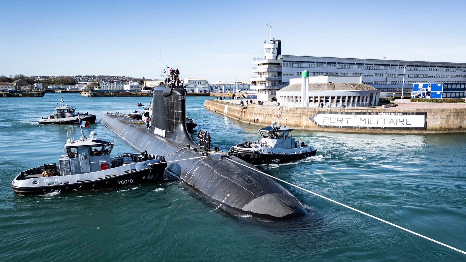 Kapal selam serang bertenaga nuklir De Grasse milik Angkatan Laut Prancis saat ditarik kapal tunda untuk memulai uji coba laut di Cherbourg. (Dok. HO/Faktakalbar.id)