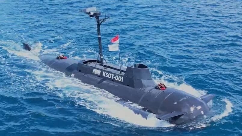 Kapal Selam Otonom (KSOT) dengan kode lambung KSOT-001 buatan PT PAL Indonesia sedang melakukan manuver di permukaan laut saat pengujian. (Dok. HO/Faktakalbar.id)