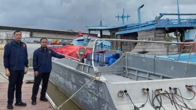 Satu unit kapal beserta mesin tempel yang diduga digunakan sebagai sarana pengangkutan dalam kasus penyelundupan pasir timah disita oleh Dittipidter Bareskrim Polri di Dermaga Kubu, Toboali, Bangka Selatan. (Dok. Polri)