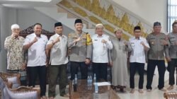 Kapolres Ketapang AKBP Muhammad Harris berfoto bersama pengurus Masjid Agung Al Ikhlas dalam agenda silaturahmi kamtibmas. (Dok. HO/Faktakalbar.id)