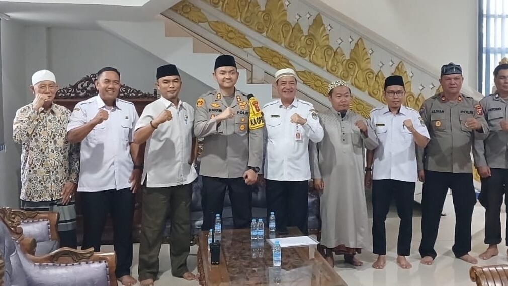Kapolres Ketapang AKBP Muhammad Harris berfoto bersama pengurus Masjid Agung Al Ikhlas dalam agenda silaturahmi kamtibmas. (Dok. HO/Faktakalbar.id)
