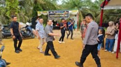 Kapolsek Toho Adi Putra Syamsudin saat menghadiri pembukaan TMMD ke-1 TNI AU guna persiapan prasarana jalan akses pengembangan lokasi paralayang di Bukit Raya, Desa Sambora, Selasa (17/2/2026).