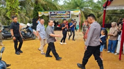 Kapolsek Toho Adi Putra Syamsudin saat menghadiri pembukaan TMMD ke-1 TNI AU guna persiapan prasarana jalan akses pengembangan lokasi paralayang di Bukit Raya, Desa Sambora, Selasa (17/2/2026).