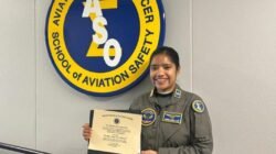 Kapten Laut (P/W) Michelle Anggreani menerima sertifikat setelah menyelesaikan Aviation Safety Officers Course di NAS Pensacola, Florida. (Dok. HO/Faktakalbar.id)