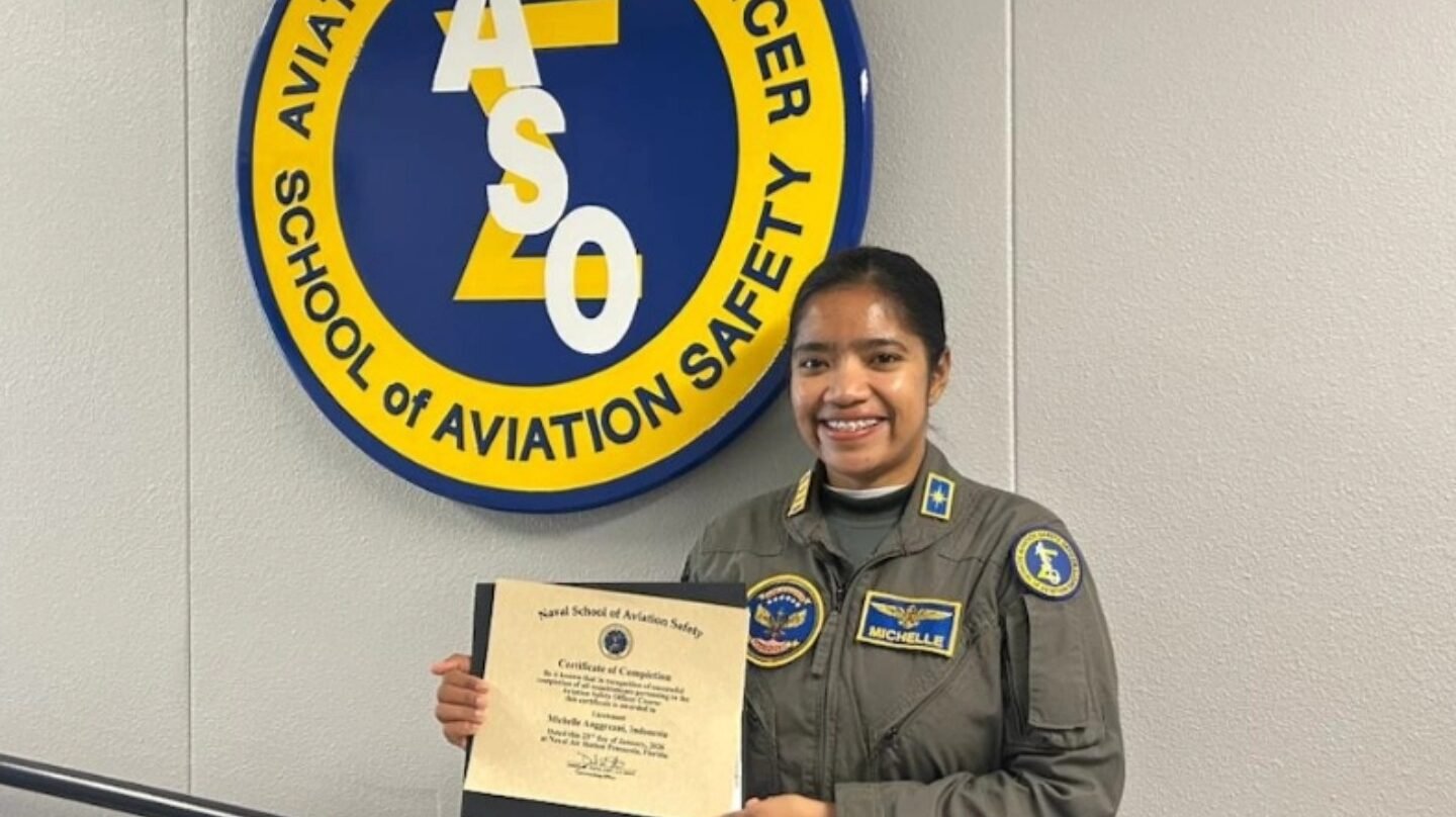 Kapten Laut (P/W) Michelle Anggreani menerima sertifikat setelah menyelesaikan Aviation Safety Officers Course di NAS Pensacola, Florida. (Dok. HO/Faktakalbar.id)