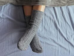 Suka Tidur Pakai Kaus Kaki? Ini 5 Karakter Tersembunyi di Baliknya