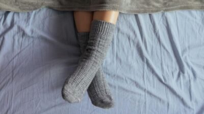 "Ternyata tidur pakai kaus kaki bukan cuma soal kedinginan. Kebiasaan ini mencerminkan karakter seseorang, mulai dari tingkat kepercayaan diri hingga sisi nostalgia."