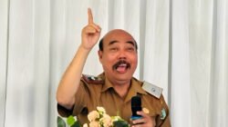 Sekda Sintang Kartiyus menegaskan fokus pembangunan 2027 pada perbaikan infrastruktur di Serawai dan Ambalau. Ia juga ingatkan warga soal bencana alam. (Dok: Prokopim Sintang)