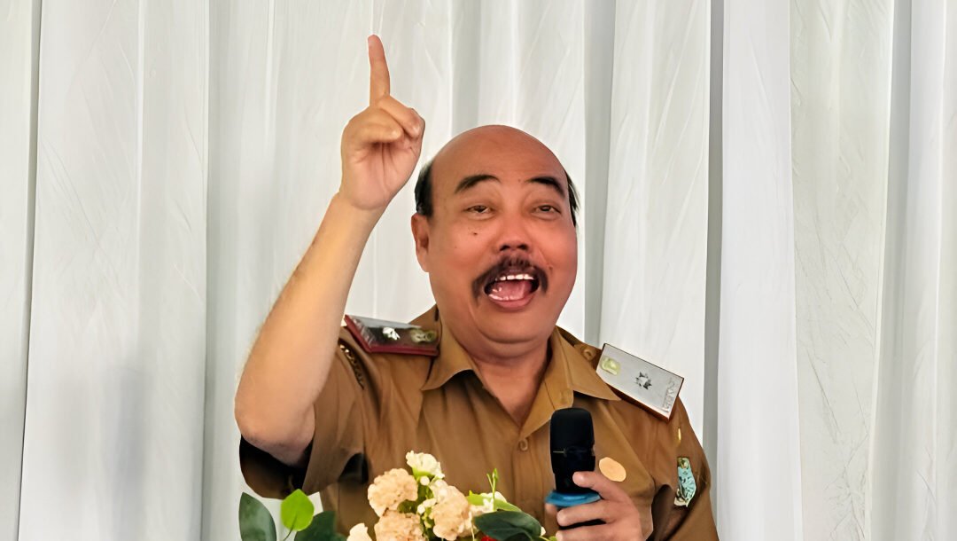 Sekda Sintang Kartiyus menegaskan fokus pembangunan 2027 pada perbaikan infrastruktur di Serawai dan Ambalau. Ia juga ingatkan warga soal bencana alam. (Dok: Prokopim Sintang)