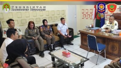 Kasat Pol PP Kabupaten Ketapang Maryadi Asmuie memimpin rapat konsolidasi bersama anggota PTI guna membahas peningkatan disiplin dan etos kerja personel. (Dok. HO/Faktakalbar.id)