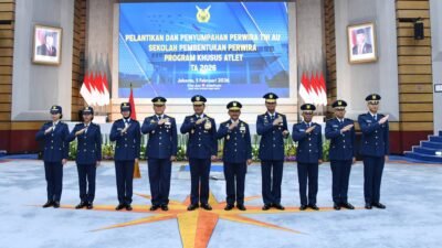 Kepala Staf Angkatan Udara (Kasau) Marsekal TNI M. Tonny Harjono memimpin upacara pelantikan dan penyumpahan enam atlet berprestasi menjadi perwira TNI AU di Mabesau Cilangkap. (Dok. HO/Faktakalbar.id)