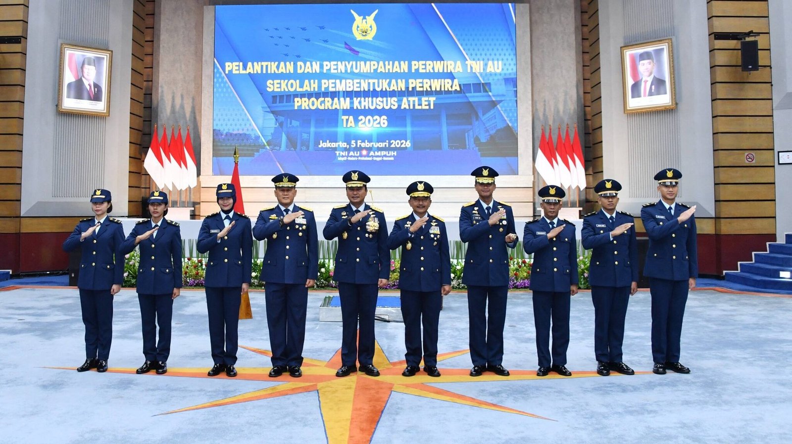 Kepala Staf Angkatan Udara (Kasau) Marsekal TNI M. Tonny Harjono memimpin upacara pelantikan dan penyumpahan enam atlet berprestasi menjadi perwira TNI AU di Mabesau Cilangkap. (Dok. HO/Faktakalbar.id)