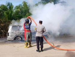 Kebakaran Mobil di Entikong, Damkar dan Polisi Padamkan Api