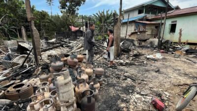 Kondisi puing-puing bangunan yang tersisa setelah kebakaran menghanguskan dua unit ruko di Dusun Bahta, Kecamatan Bonti, Kabupaten Sanggau, Minggu (8/2/2026).