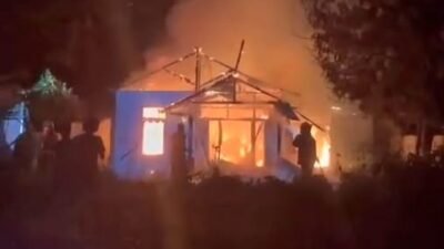 Petugas gabungan saat berjibaku memadamkan api yang menghanguskan satu unit rumah di Jalan Wolter Monginsidi, Kecamatan Benua Kayong, Ketapang.