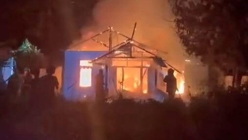 Petugas gabungan saat berjibaku memadamkan api yang menghanguskan satu unit rumah di Jalan Wolter Monginsidi, Kecamatan Benua Kayong, Ketapang.