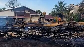 Sisa puing bangunan rumah yang hangus terbakar di Dusun Sidoharjo, Desa Banyu Abang, Kecamatan Teluk Batang. (Dok. Ist)