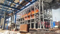 Kobaran api besar disertai asap hitam membumbung dari bangunan pabrik smelter bauksit PT Borneo Alumindo Prima (BAP) di Ketapang saat insiden kebakaran terjadi. (Dok. Ist)