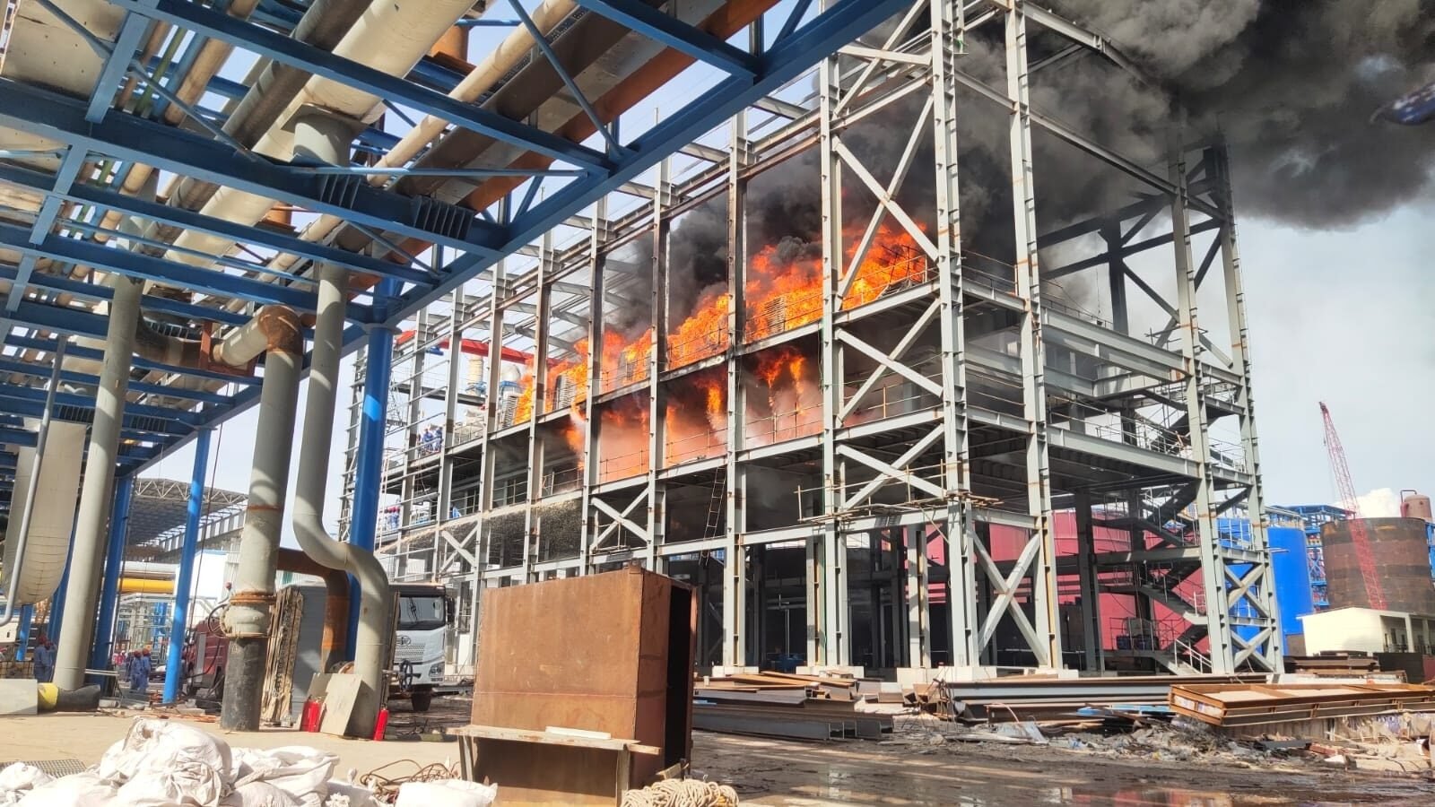 Kobaran api besar disertai asap hitam membumbung dari bangunan pabrik smelter bauksit PT Borneo Alumindo Prima (BAP) di Ketapang saat insiden kebakaran terjadi. (Dok. Ist)