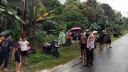 Tempat kejadian perkara kecelakaan lalu lintas yang melibatkan mobil pikap dan sepeda motor di jalan raya Desa Peniti, Sekadau Hilir, Kamis (19/2/2026). (Dok. Polres Sekadau)