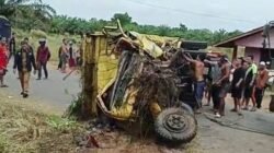 Kondisi kendaraan truk yang terlibat kecelakaan lalu lintas di Jalan Trans Kalimantan, Desa Pancaroba, Kubu Raya, yang mengakibatkan satu orang sopir meninggal dunia, Selasa (10/2/2026).