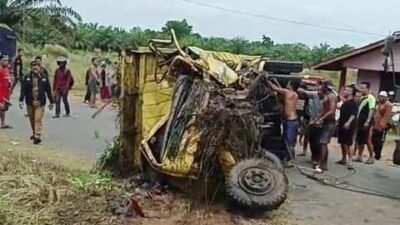 Kondisi kendaraan truk yang terlibat kecelakaan lalu lintas di Jalan Trans Kalimantan, Desa Pancaroba, Kubu Raya, yang mengakibatkan satu orang sopir meninggal dunia, Selasa (10/2/2026).