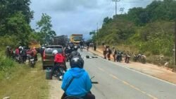 Warga dan pengendara berhenti di lokasi kecelakaan lalu lintas yang melibatkan pelajar dan mobil pikap di Jalan Kelam, Jerora 1, Kabupaten Sintang. (DOk. HO/Faktakalbar.id)