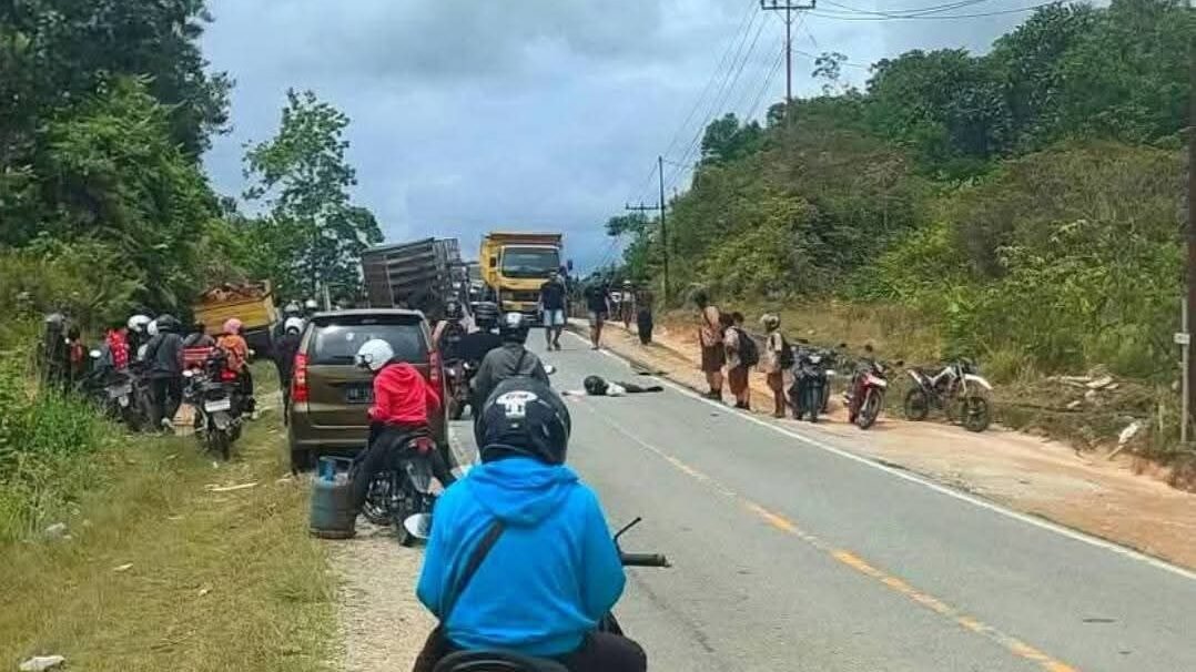 Warga dan pengendara berhenti di lokasi kecelakaan lalu lintas yang melibatkan pelajar dan mobil pikap di Jalan Kelam, Jerora 1, Kabupaten Sintang. (DOk. HO/Faktakalbar.id)