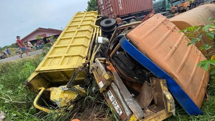 Kondisi ringsek satu unit Dump Truck dan Truk Tangki CPO usai terlibat kecelakaan lalu lintas di Desa Pancaroba, Kecamatan Sungai Ambawang, Kubu Raya, Selasa (10/2/2026).
