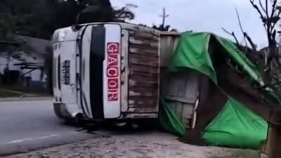 Kondisi satu unit truk bermuatan bungkil yang terguling di tepi jalan Dusun Temiang Taba, Kecamatan Balai, Kabupaten Sanggau, Selasa (10/2/2026).