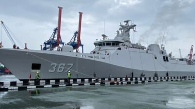 Kapal Perang Republik Indonesia (KRI) Sultan Iskandar Muda-367 dengan nomor lambung 367 bersandar di dermaga pelabuhan di bawah langit mendung usai misi perdamaian. (Dok. HO/Faktakalbar.id)