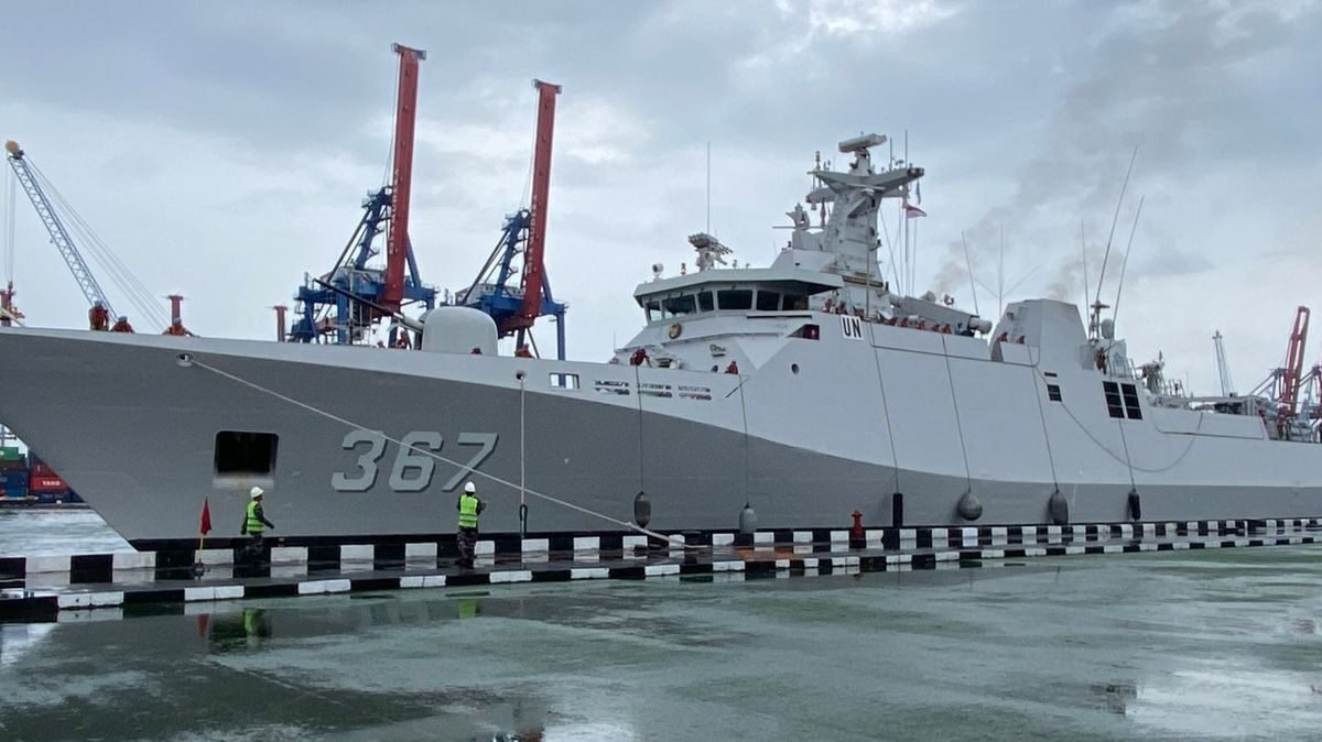 Kapal Perang Republik Indonesia (KRI) Sultan Iskandar Muda-367 dengan nomor lambung 367 bersandar di dermaga pelabuhan di bawah langit mendung usai misi perdamaian. (Dok. HO/Faktakalbar.id)
