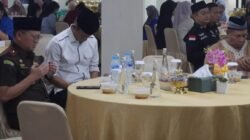 Kepala Kejati Kalbar Emilwan Ridwan beserta jajaran pegawai saat mengikuti kegiatan buka puasa bersama dan pembinaan spiritual aparatur di Pontianak, Selasa (24/2/2026).