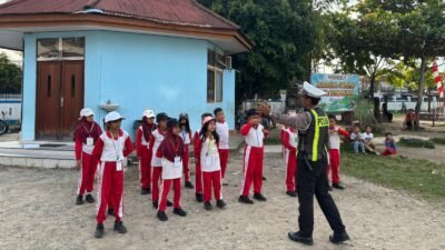 Personel Polres Melawi saat memberikan pelatihan baris-berbaris dan pengenalan rambu lalu lintas kepada siswa SD Negeri 6 Nanga Pinoh, Kamis (5/2).