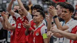Skuad Timnas Futsal Indonesia saat memberikan penghormatan kepada suporter usai laga final melawan Iran di Indonesia Arena, Sabtu (7/2/2026).