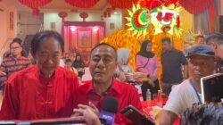 "Wakil Gubernur Krisantus Kurniawan mengendarai motor Astrea Prima saat pantau malam Sa Cap Meh di Gajah Mada Pontianak yang dipadati 70 ribu warga."