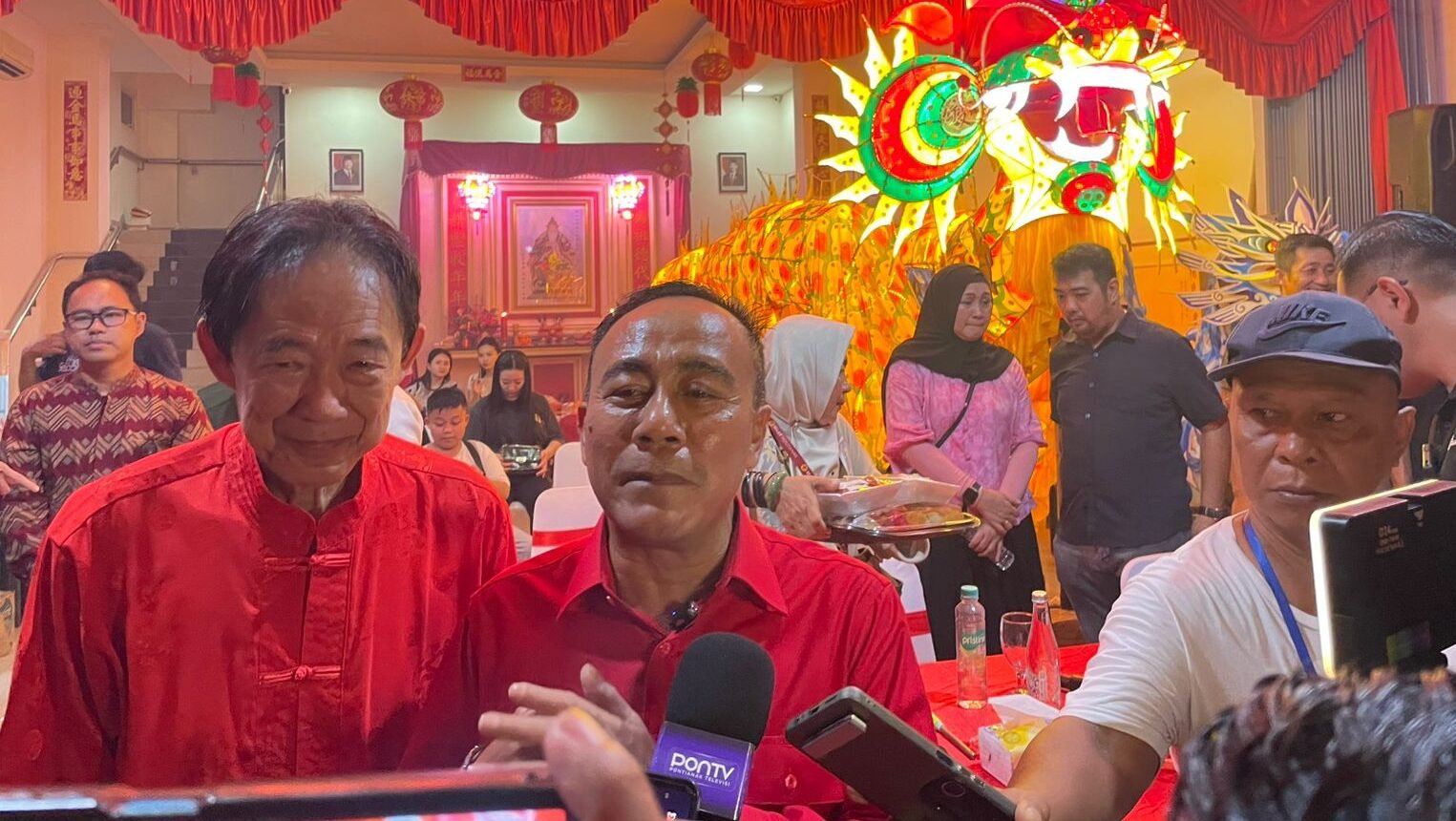 "Wakil Gubernur Krisantus Kurniawan mengendarai motor Astrea Prima saat pantau malam Sa Cap Meh di Gajah Mada Pontianak yang dipadati 70 ribu warga."