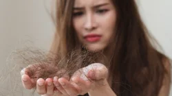 "Gen Z kini mengalami kerontokan rambut lebih dini dibandingkan Millenial. Simak analisis mendalam mengenai faktor stres, gaya hidup, dan diet yang memicunya."